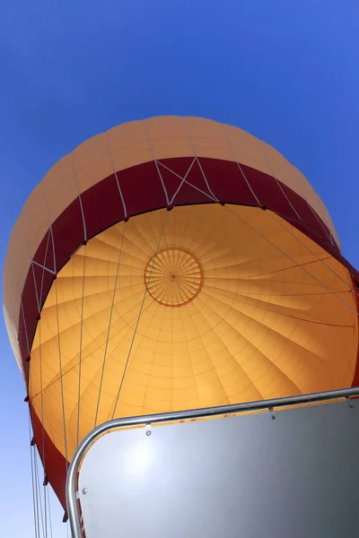 Marruecos globo de aire caliente despegando al amanecer — Foto de Stock