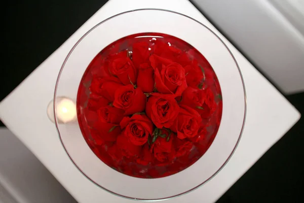 Rosas vermelhas em um vaso de vidro — Fotografia de Stock