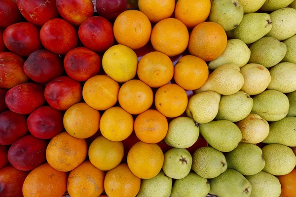 Detalle del puesto de frutas en el mercado al aire libre — Foto de Stock