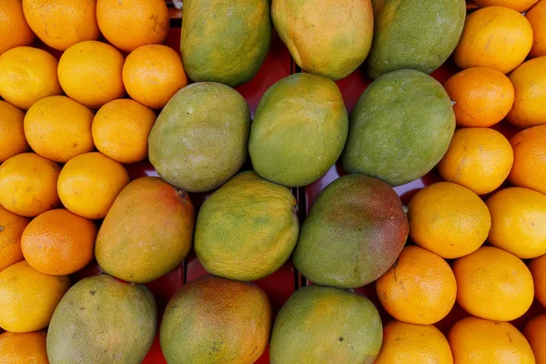 Detalle del puesto de frutas en el mercado al aire libre — Foto de Stock