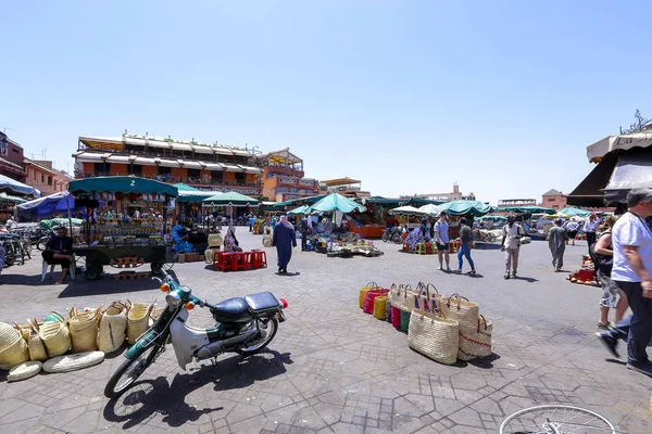 Street vendors and tourists in Jamaa el Fna square — Stock Photo, Image