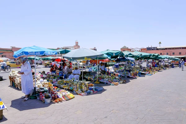 Straßenhändler und Touristen auf dem Platz jamaa el fna — Stockfoto