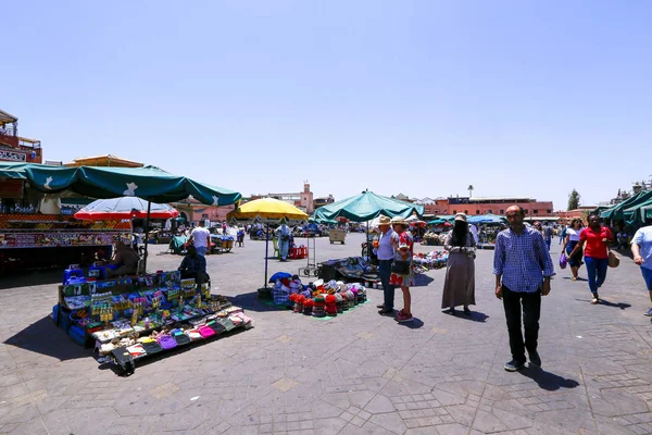 Street vendors and tourists in Jamaa el Fna square — Stock Photo, Image