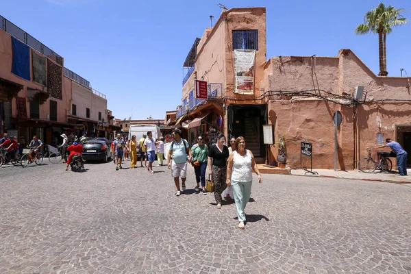 Pessoas na rua de Marrakech, Marrocos — Fotografia de Stock