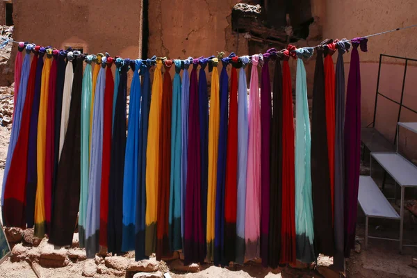 Kolorowe tkaniny suszenie w słońcu — Zdjęcie stockowe