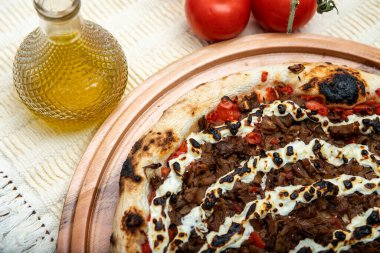 Shimeji mantarı ve krem peynirli pizza ve yemek malzemeleri: domates ve arka planda zeytinyağı