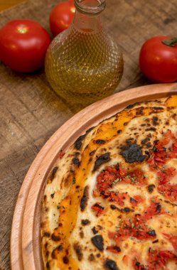 Calzone - Domates, Mozzarella ve Jambonlu Doldurulmuş Pizza