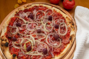 Calabresa pizzası, Brezilya yemeği. Peynirli, soğanlı, zeytinli ve domates soslu Calabrese soslu pizza. Brezilya 'da geleneksel pizza, pepperonili pizzaya benzer..
