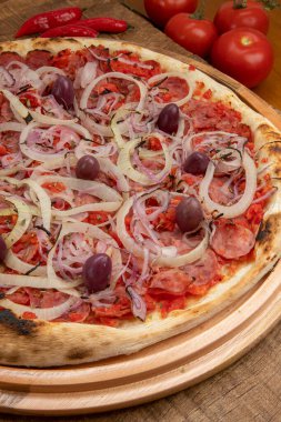 Calabresa pizzası, Brezilya yemeği. Peynirli, soğanlı, zeytinli ve domates soslu Calabrese soslu pizza. Brezilya 'da geleneksel pizza, pepperonili pizzaya benzer..