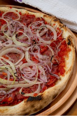 Calabresa pizzası, Brezilya yemeği. Peynirli, soğanlı ve domates soslu Calabrese soslu pizza. Brezilya 'da geleneksel pizza, pepperonili pizzaya benzer..