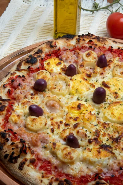 Tradycyjna Portugalska Pizza Jajkiem Oliwką Palmami Serem Mozzarela Widok Tle — Zdjęcie stockowe