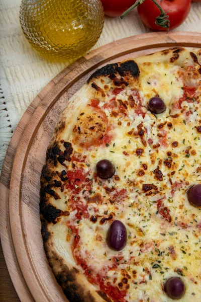 Pizza Con Queso Mozzarela Sobre Mesa Madera Decorada Con Aceite — Foto de Stock