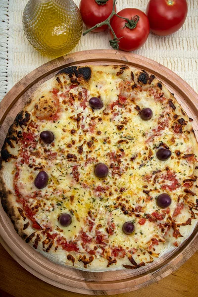 Pizza Con Queso Mozzarela Sobre Mesa Madera Decorada Con Aceite — Foto de Stock