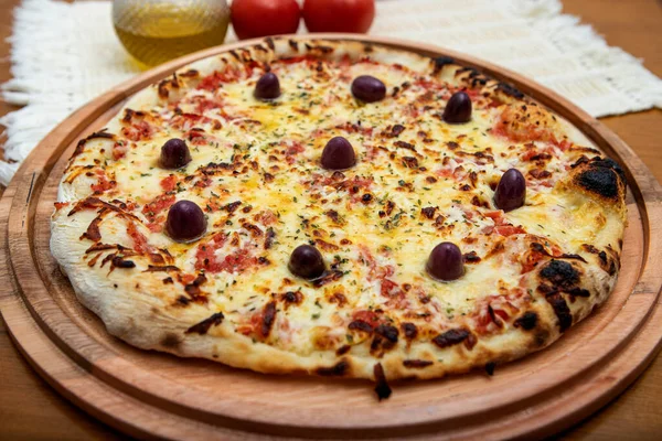 Pizza Serem Mozzarela Drewnianym Stole Ozdobiona Oliwą Oliwek Pomidorami Margarita — Zdjęcie stockowe