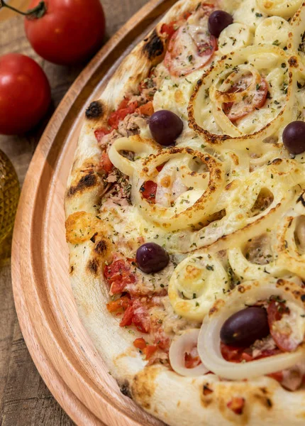 Atum Pizza Italiana Servida Sem Cortes Uma Tábua Madeira Uma — Fotografia de Stock