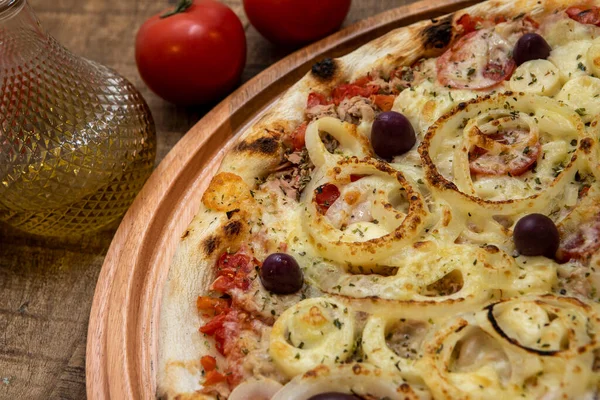 Tuňák Italská Pizza Podávaná Nekrájená Dřevěné Desce Kuchyni Nebo Pizzerie — Stock fotografie