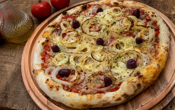 Pizza Italiana Atún Servida Sin Cortar Una Tabla Madera Una — Foto de Stock