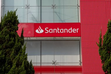 Sao Paulo, Brezilya - Eylül 19 2020 - 185 yılında kurulan İspanyol çok uluslu ticari banka ve finans hizmetleri şirketi Santander 'in logosu ve cephesi