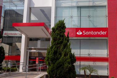 Sao Paulo, Brezilya - Eylül 19 2020 - 185 yılında kurulan İspanyol çok uluslu ticari banka ve finans hizmetleri şirketi Santander 'in logosu ve cephesi