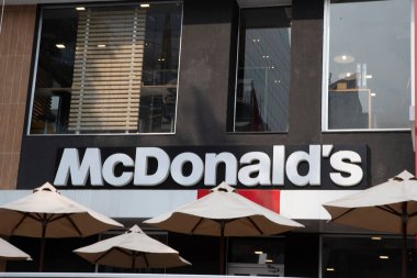 Sao Paulo, SP, Brezilya, 19 Eylül 2020 - Faria Lima Avenue, Sao Paulo 'nun güney bölgesinde bir Mc Donald' s fast-food ön cephesi.