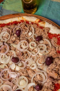 Pizza ton balığı, soğan, domates ve ahşap masada siyah zeytin. Geleneksel Brezilya Pizzası.