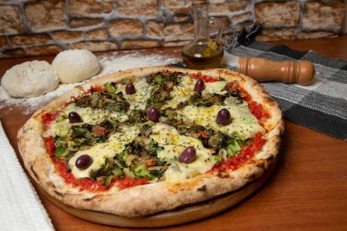 Salamlı pizza, siyah zeytin, mozzarella ve domates sosu.