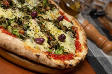 Salamlı pizza, siyah zeytin, mozzarella ve domates sosu.