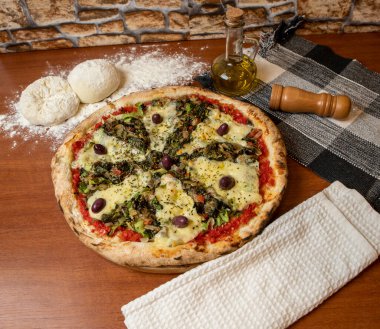 Salamlı pizza, siyah zeytin, mozzarella ve domates sosu.