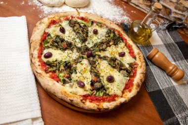 Salamlı pizza, siyah zeytin, mozzarella ve domates sosu.