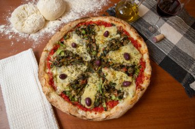 Salamlı pizza, siyah zeytin, mozzarella ve domates sosu.