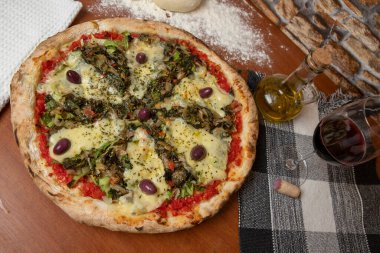 Salamlı pizza, siyah zeytin, mozzarella ve domates sosu.