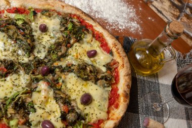 Salamlı pizza, siyah zeytin, mozzarella ve domates sosu.