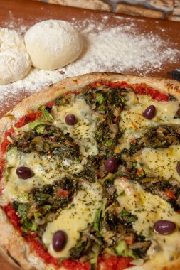 Salamlı pizza, siyah zeytin, mozzarella ve domates sosu.