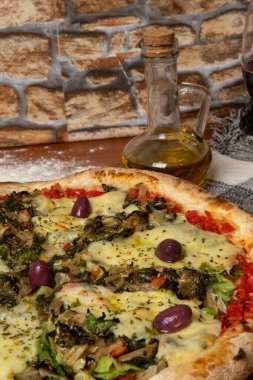 Salamlı pizza, siyah zeytin, mozzarella ve domates sosu.