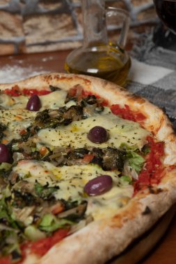 Salamlı pizza, siyah zeytin, mozzarella ve domates sosu.