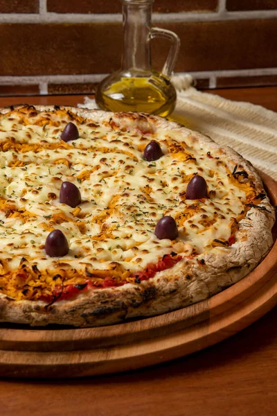 Pizza Pollo Catupiry Sabor Servido Una Tabla Madera Elaborado Con — Foto de Stock