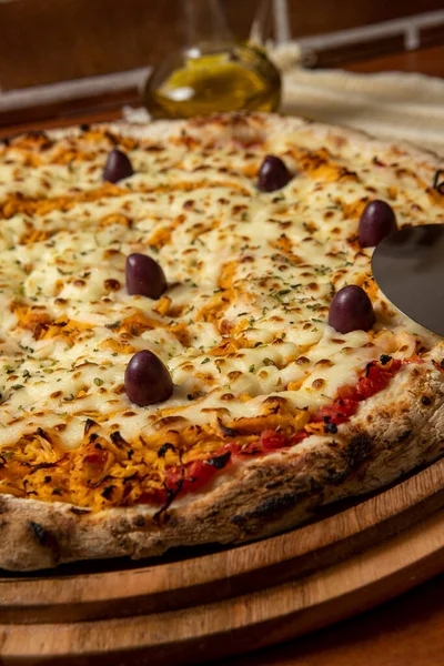 Pizza Chicken Catupiry Geschmack Serviert Auf Einem Holzbrett Hergestellt Mit — Stockfoto