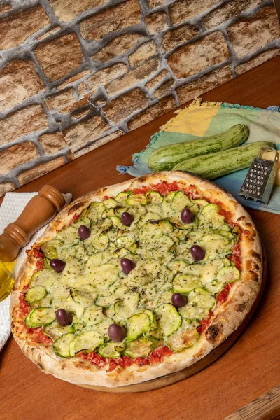 Deliciosa Pizza Vegetariana Italiana Con Salsa Tomates Pimientos Aceitunas Calabacín — Foto de Stock