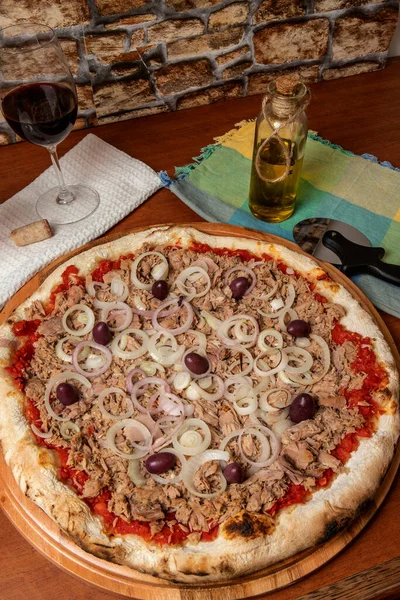 Pizza Atún Cebolla Tomate Aceituna Negra Sobre Mesa Madera Pizza — Foto de Stock
