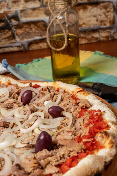 Pizza Atum Cebola Tomate Azeitona Preta Sobre Mesa Madeira Pizza — Fotografia de Stock