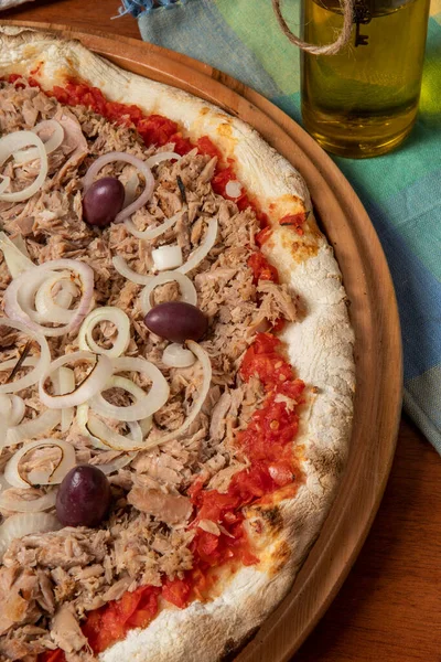 Pizza Atum Cebola Tomate Azeitona Preta Sobre Mesa Madeira Pizza — Fotografia de Stock