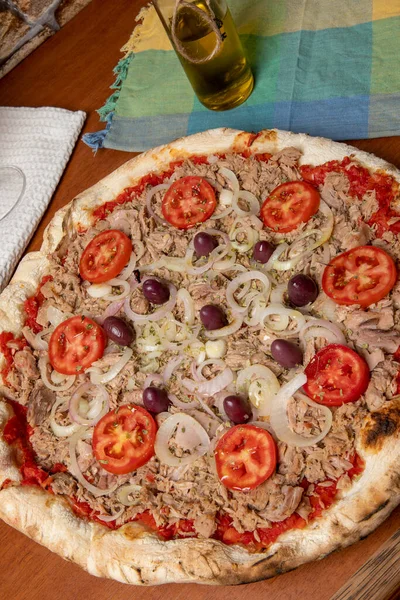 Pizza Atum Cebola Tomate Azeitona Preta Sobre Mesa Madeira Pizza — Fotografia de Stock