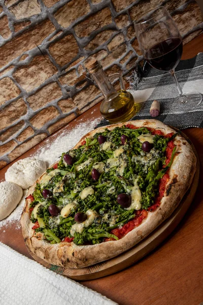 Pizza Brokułów Ser Gorgonzola Czarne Oliwki Sos Czosnkowy Pomidorowy Drewnianym — Zdjęcie stockowe