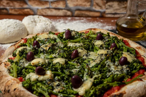 Pizza Broccoli Gorgonzola Cheese Black Olives Garlic Tomato Sauce Wooden — Stock Photo, Image