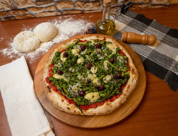 Pizza Brokułów Ser Gorgonzola Czarne Oliwki Sos Czosnkowy Pomidorowy Drewnianym — Zdjęcie stockowe