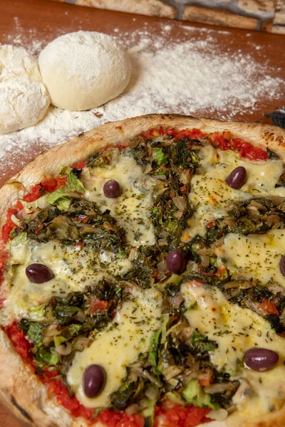 Salamlı pizza, siyah zeytin, mozzarella ve domates sosu.