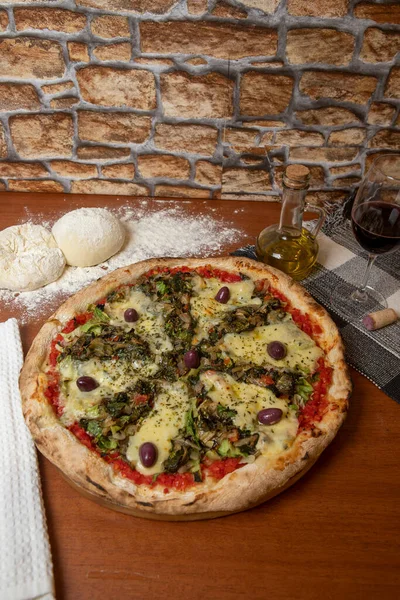 Salamlı pizza, siyah zeytin, mozzarella ve domates sosu.