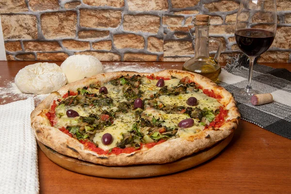 Salamlı pizza, siyah zeytin, mozzarella ve domates sosu.