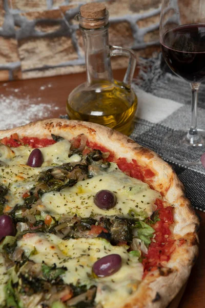 Pizza Com Escarola Azeitonas Pretas Mussarela Molho Tomate — Fotografia de Stock