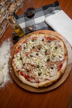Pizza hindi göğsü, domates sosu, ricotta peyniri ve kapari. Geleneksel Brezilya Pizzası